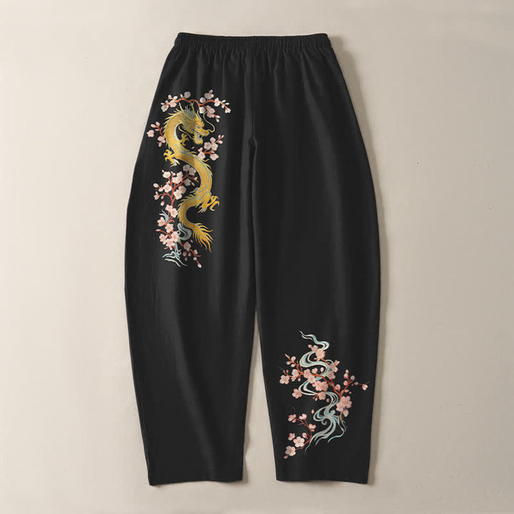 Buddha Stones Pantaloni da uomo affusolati in puro cotone con coulisse e tasche, fantasia "Dragon Blossom" dorata. - image 10