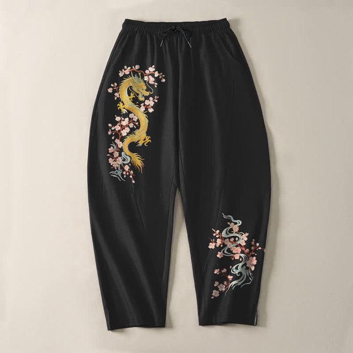 Buddha Stones Pantaloni da uomo affusolati in puro cotone con coulisse e tasche, fantasia "Dragon Blossom" dorata. - image 9
