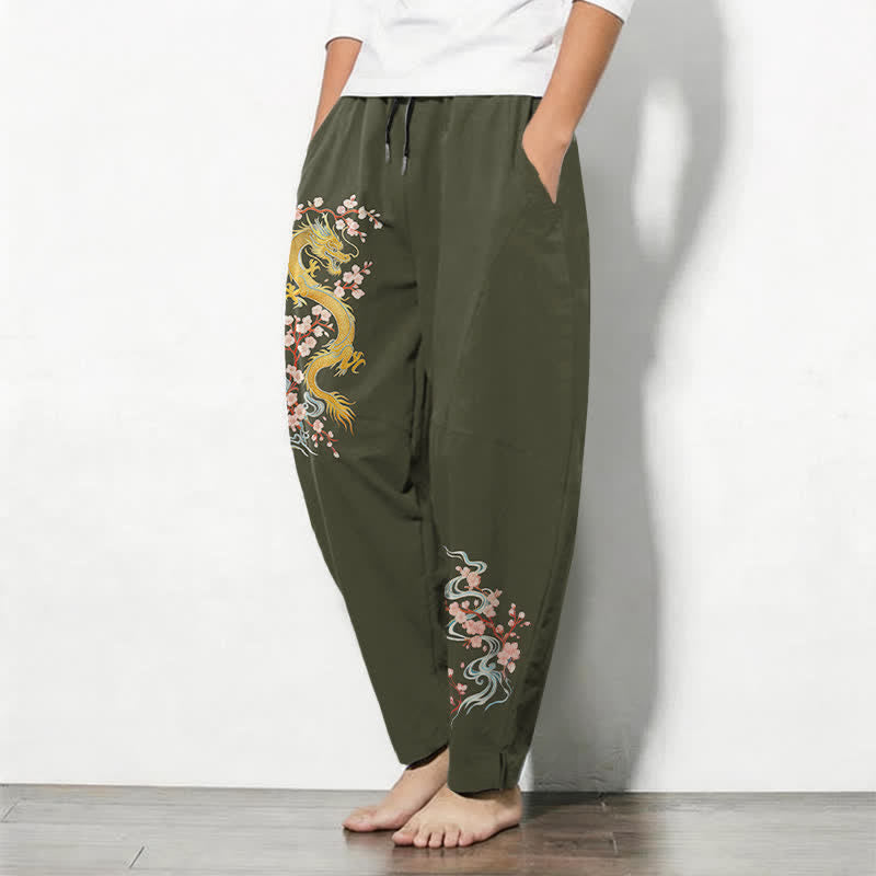 Buddha Stones Pantaloni da uomo affusolati in puro cotone con coulisse e tasche, fantasia "Dragon Blossom" dorata. - image 12