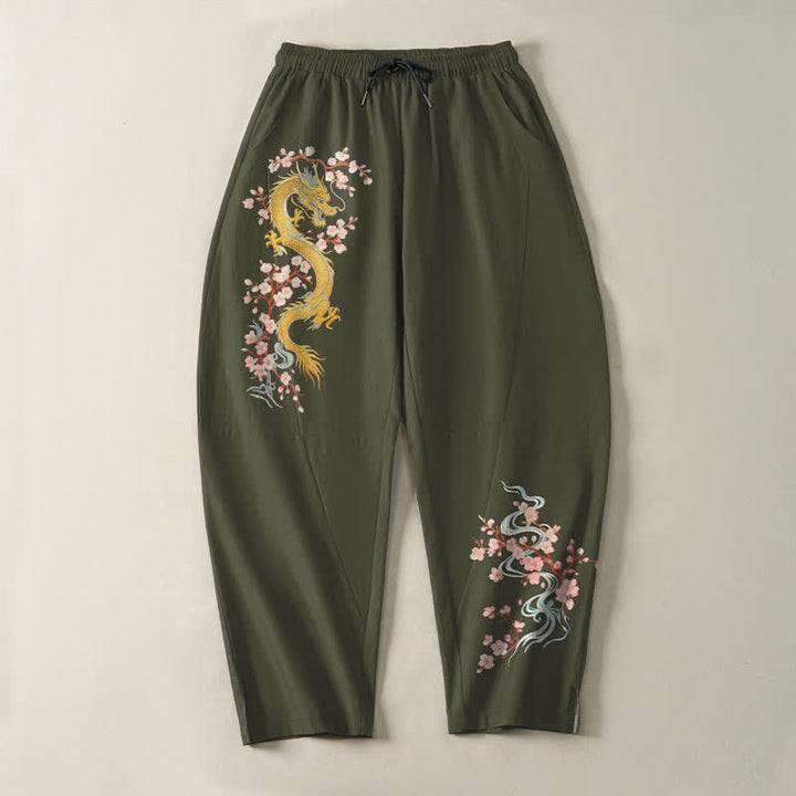 Buddha Stones Pantaloni da uomo affusolati in puro cotone con coulisse e tasche, fantasia "Dragon Blossom" dorata. - image 13