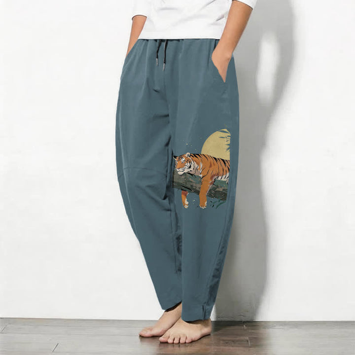 Buddha Stones Pantaloni da uomo affusolati in puro cotone con coulisse e tasche, con motivo tigre e luna reclinata. - image 1
