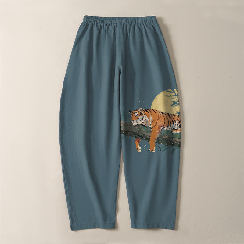 Buddha Stones Pantaloni da uomo affusolati in puro cotone con coulisse e tasche, con motivo tigre e luna reclinata. - image 3
