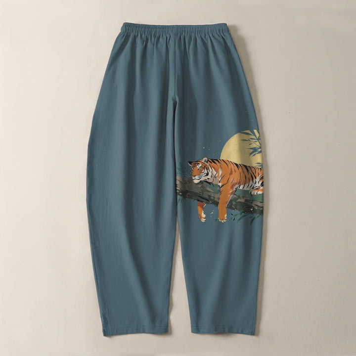Buddha Stones Pantaloni da uomo affusolati in puro cotone con coulisse e tasche, con motivo tigre e luna reclinata. - image 3