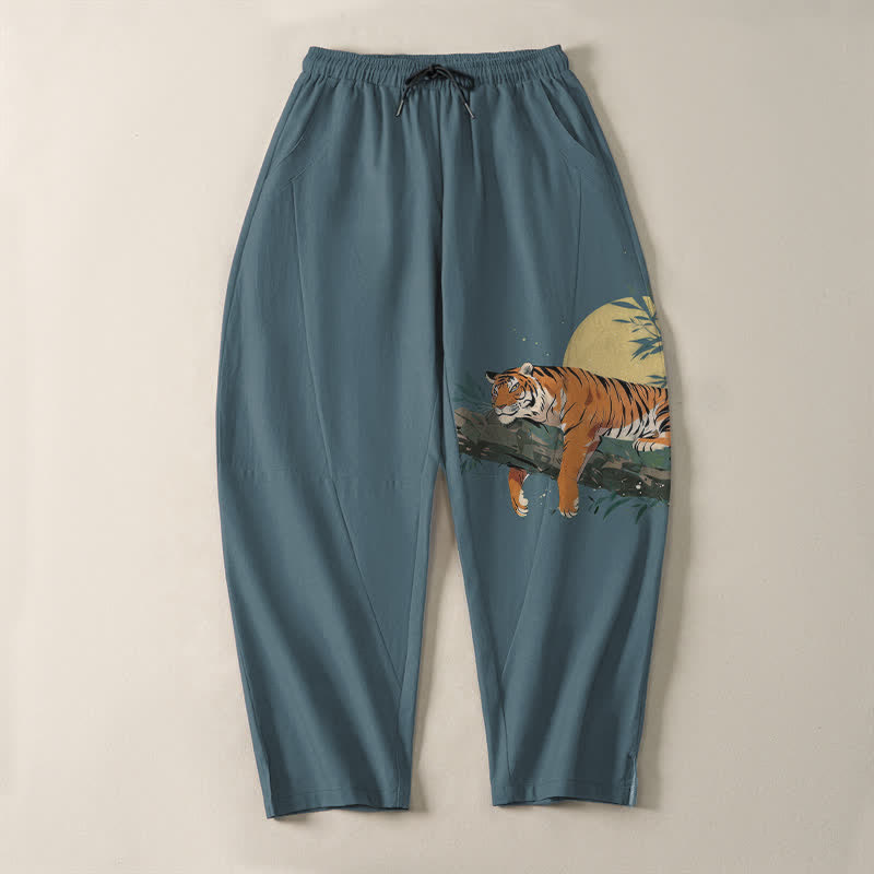 Buddha Stones Pantaloni da uomo affusolati in puro cotone con coulisse e tasche, con motivo tigre e luna reclinata. - image 2