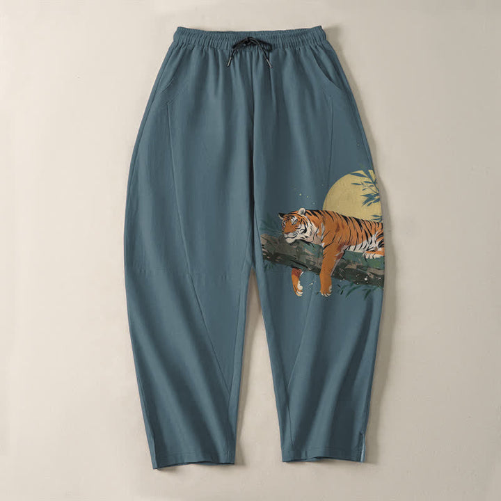 Buddha Stones Pantaloni da uomo affusolati in puro cotone con coulisse e tasche, con motivo tigre e luna reclinata. - image 2