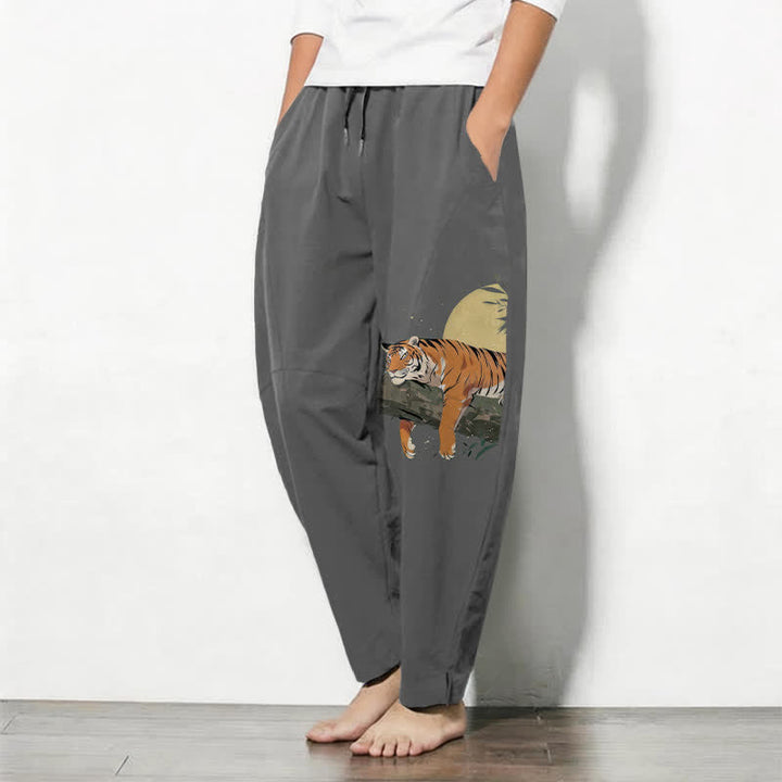 Buddha Stones Pantaloni da uomo affusolati in puro cotone con coulisse e tasche, con motivo tigre e luna reclinata. - image 12