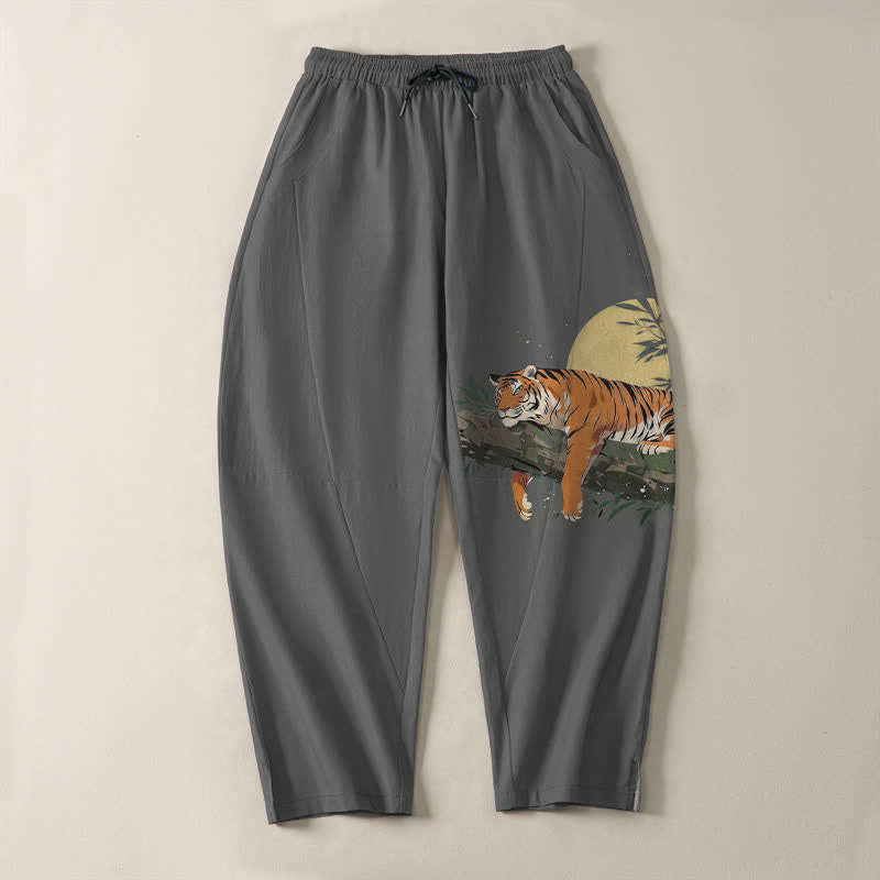 Buddha Stones Pantaloni da uomo affusolati in puro cotone con coulisse e tasche, con motivo tigre e luna reclinata. - image 13