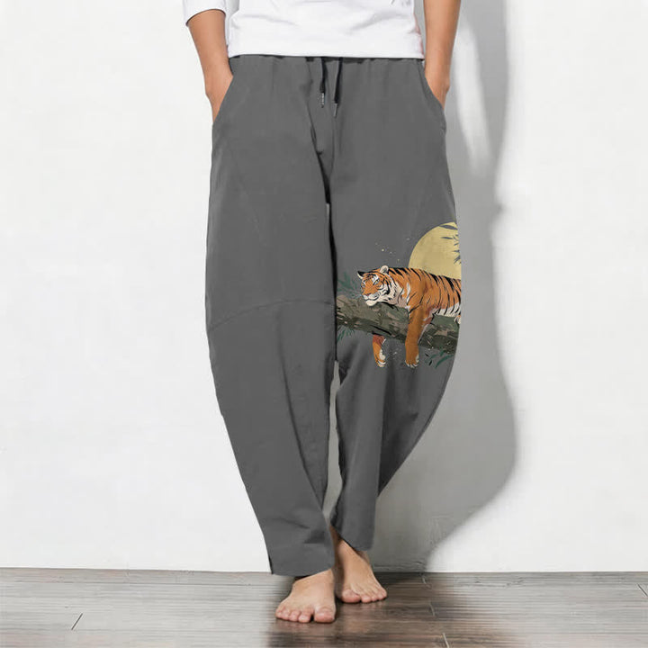 Buddha Stones Pantaloni da uomo affusolati in puro cotone con coulisse e tasche, con motivo tigre e luna reclinata. - Grigio - US/UK/AU50, EU60 (5XL) - image 11