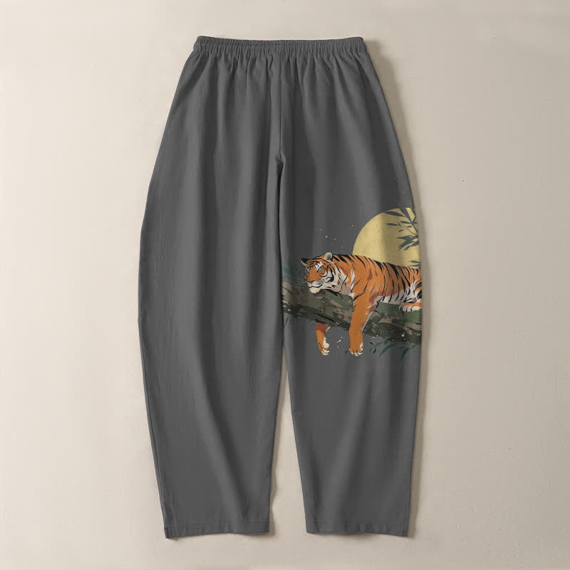 Buddha Stones Pantaloni da uomo affusolati in puro cotone con coulisse e tasche, con motivo tigre e luna reclinata. - image 14