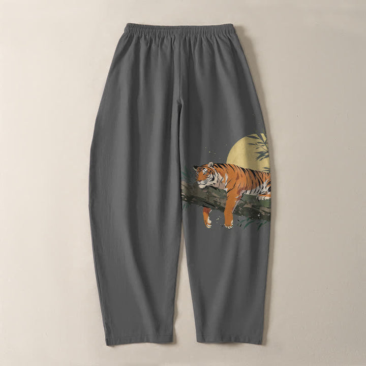 Buddha Stones Pantaloni da uomo affusolati in puro cotone con coulisse e tasche, con motivo tigre e luna reclinata. - image 14