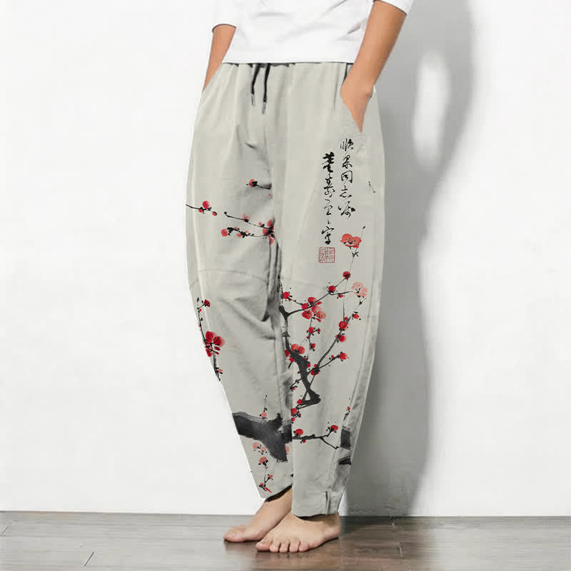 Buddha Stones Pantaloni da uomo affusolati con coulisse e tasche, in puro cotone, con motivo a fiori di pruno e scritta calligrafica. - image 1