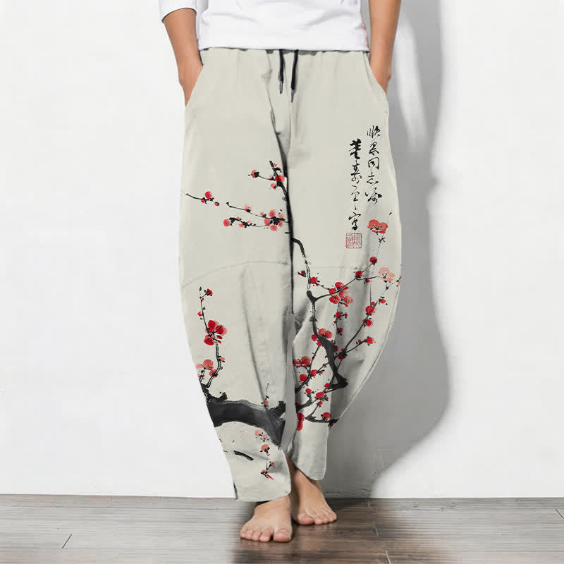 Buddha Stones Pantaloni da uomo affusolati con coulisse e tasche, in puro cotone, con motivo a fiori di pruno e scritta calligrafica. - Beige - US/UK/AU50, EU60 (5XL) - image 0