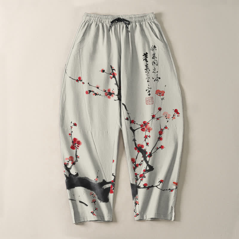 Buddha Stones Pantaloni da uomo affusolati con coulisse e tasche, in puro cotone, con motivo a fiori di pruno e scritta calligrafica. - image 2