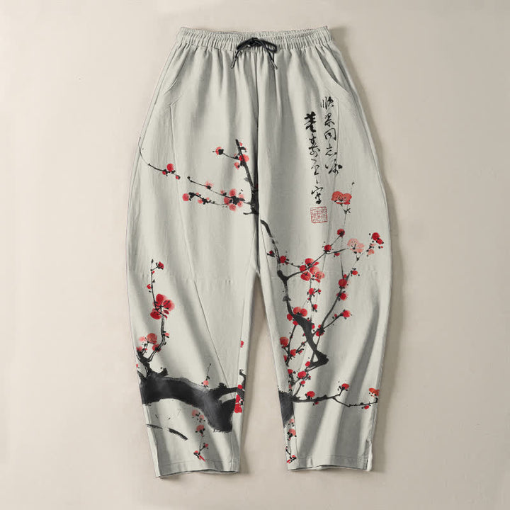 Buddha Stones Pantaloni da uomo affusolati con coulisse e tasche, in puro cotone, con motivo a fiori di pruno e scritta calligrafica. - image 2