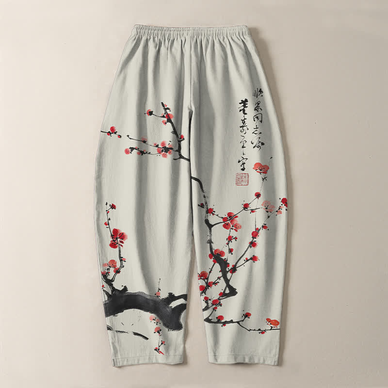 Buddha Stones Pantaloni da uomo affusolati con coulisse e tasche, in puro cotone, con motivo a fiori di pruno e scritta calligrafica. - image 3