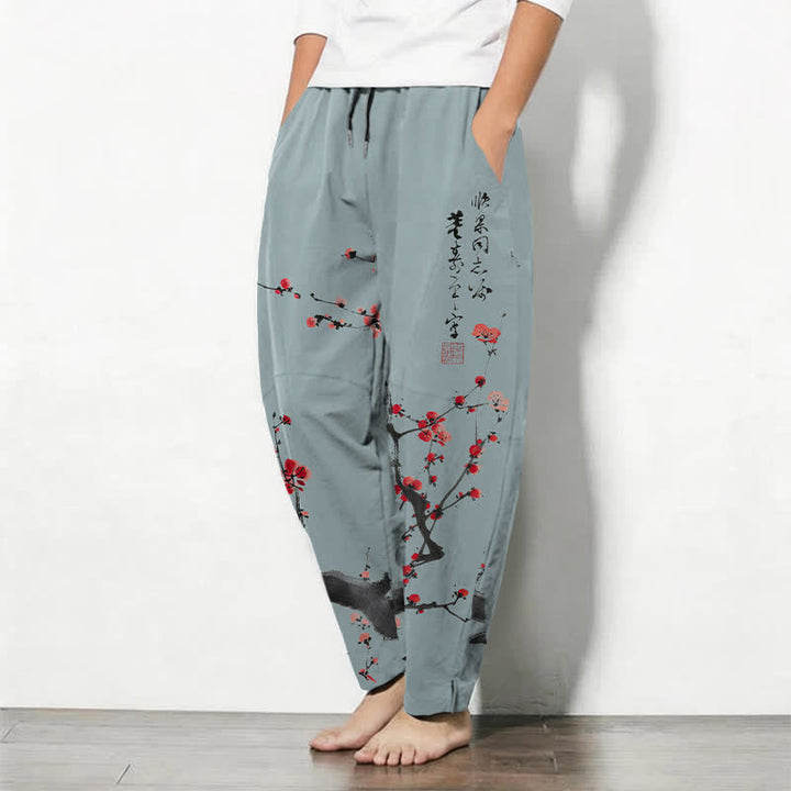 Buddha Stones Pantaloni da uomo affusolati con coulisse e tasche, in puro cotone, con motivo a fiori di pruno e scritta calligrafica. - image 8