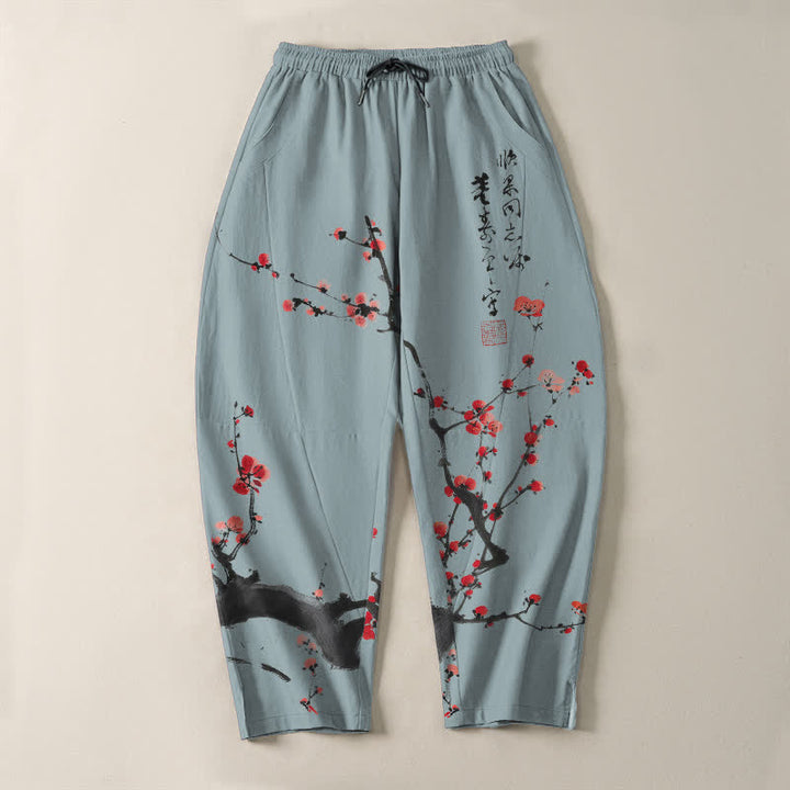 Buddha Stones Pantaloni da uomo affusolati con coulisse e tasche, in puro cotone, con motivo a fiori di pruno e scritta calligrafica. - image 9