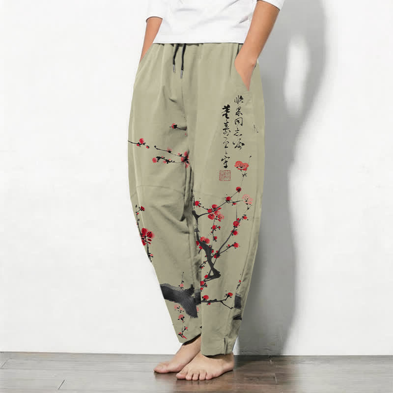 Buddha Stones Pantaloni da uomo affusolati con coulisse e tasche, in puro cotone, con motivo a fiori di pruno e scritta calligrafica. - image 12