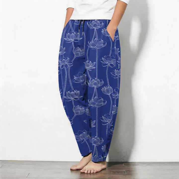Buddha Stones Pantaloni da uomo affusolati con coulisse e tasche, in puro cotone bianco con motivo a loto stilizzato. - image 1