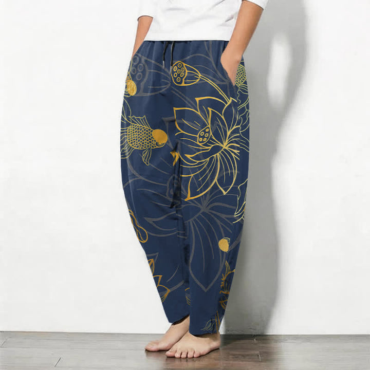 Buddha Stones Pantaloni da uomo affusolati in puro cotone con coulisse e motivo loto dorato e carpe koi, con tasche. - image 8