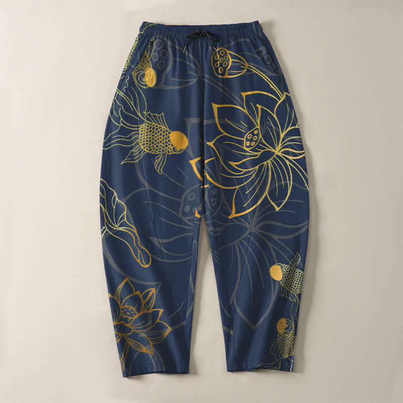 Buddha Stones Pantaloni da uomo affusolati in puro cotone con coulisse e motivo loto dorato e carpe koi, con tasche. - image 9