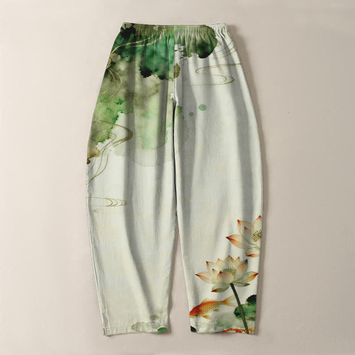 Buddha Stones Pantaloni da uomo affusolati con coulisse e tasche, in puro cotone con stampa Lotus Koi effetto inchiostro. - image 3