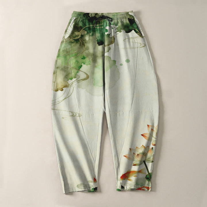 Buddha Stones Pantaloni da uomo affusolati con coulisse e tasche, in puro cotone con stampa Lotus Koi effetto inchiostro. - image 2