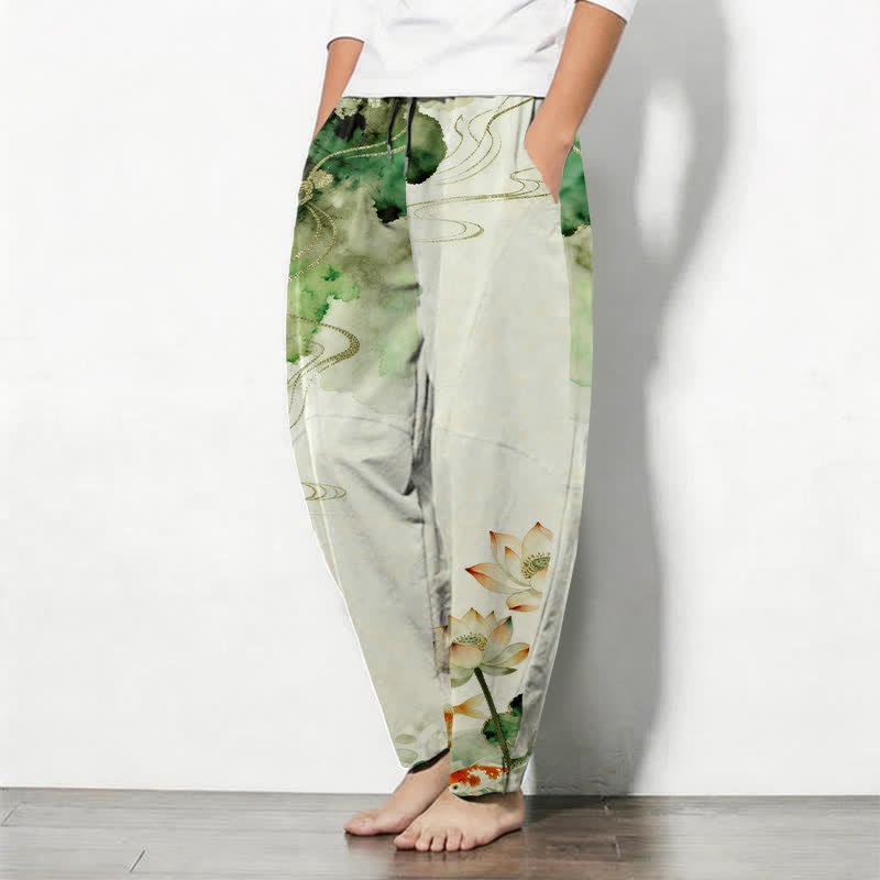 Buddha Stones Pantaloni da uomo affusolati con coulisse e tasche, in puro cotone con stampa Lotus Koi effetto inchiostro. - image 1