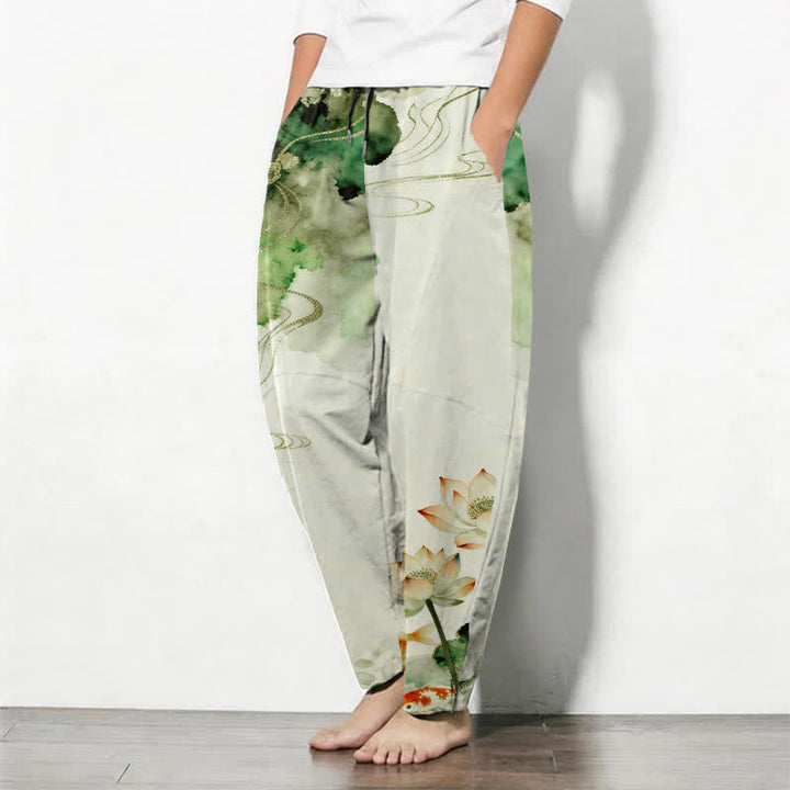 Buddha Stones Pantaloni da uomo affusolati con coulisse e tasche, in puro cotone con stampa Lotus Koi effetto inchiostro. - image 1