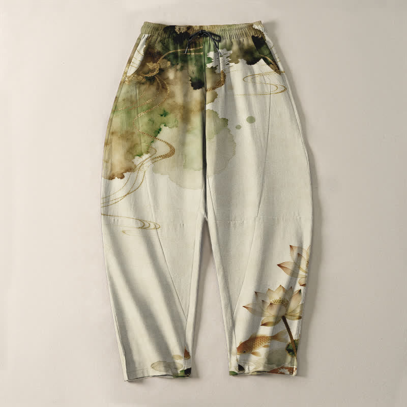 Buddha Stones Pantaloni da uomo affusolati con coulisse e tasche, in puro cotone con stampa Lotus Koi effetto inchiostro. - image 9
