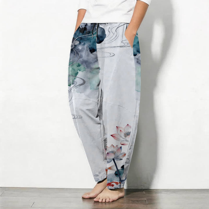 Buddha Stones Pantaloni da uomo affusolati con coulisse e tasche, in puro cotone con stampa Lotus Koi effetto inchiostro. - image 12