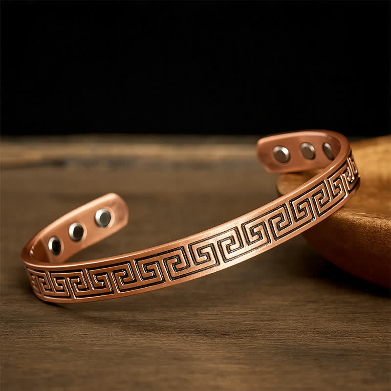 Buddha Stones Bracciale rigido con motivo a chiave greca in rame rosso - image 1