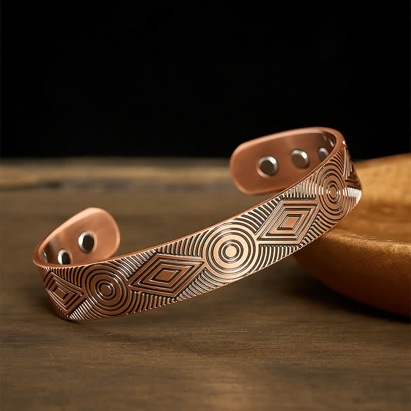 Buddha Stones Bracciale aperto in rame rosso con incisioni geometriche. - image 1