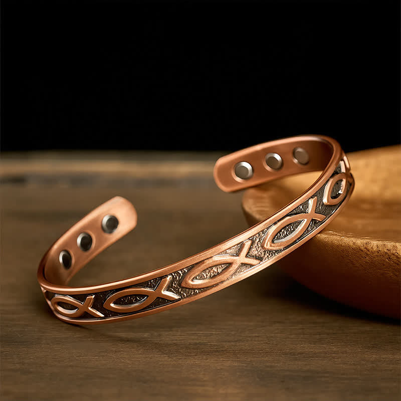 Buddha Stones Bracciale aperto con motivo di radicamento e successo a forma di pesce koi in rame rosso - image 1