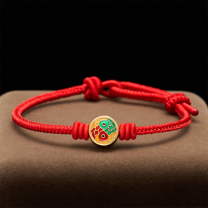 Buddha Stones Braccialetto di buon auspicio con doppio pesce koi e filo rosso - Rosso - 6,7–7,5 pollici/17–19 cm - image 0