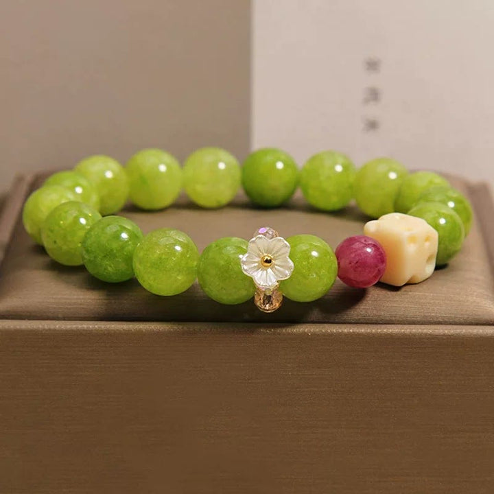 Buddha Stones Braccialetto curativo con ciondolo a forma di fiore di peridoto e perline - Peridoto (Circonferenza del polso: 6,3–6,7 pollici / 16–17 cm) - image 0