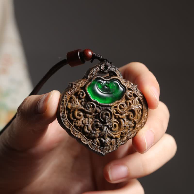 Buddha Stones Collana con lucchetto portafortuna in agata verde intagliata in legno di Sappanwood, simbolo di buoni auspici. - Lucchetto dei buoni auguri - image 0