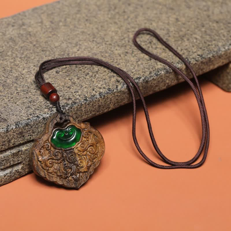 Buddha Stones Collana con lucchetto portafortuna in agata verde intagliata in legno di Sappanwood, simbolo di buoni auspici. - image 1
