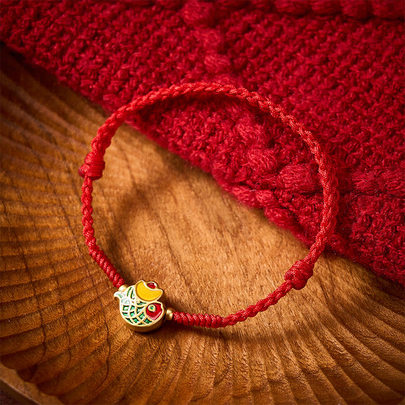 Buddha Stones Braccialetto portafortuna con lingotto e pesce koi, intrecciato a mano, con corda rossa - image 3