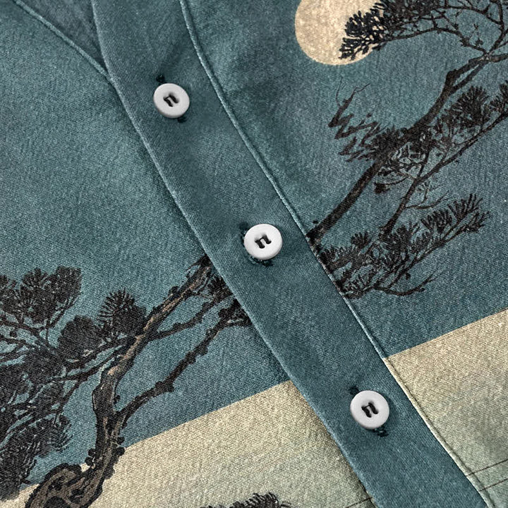 Buddha Stones Camicia da uomo a maniche corte con mezza abbottonatura, in cotone, con motivo "Costa al chiaro di luna" e pini. - image 3