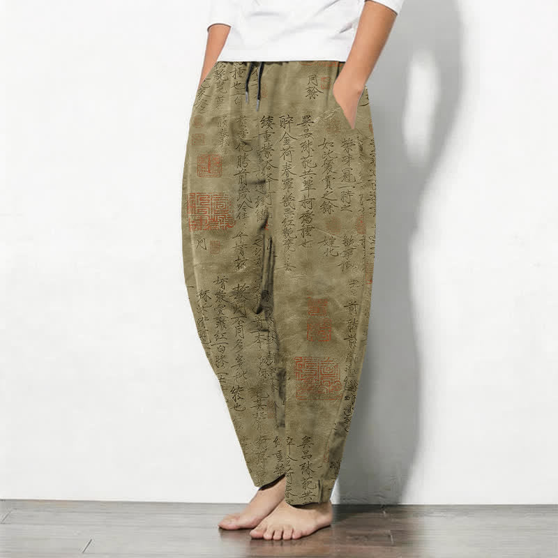 Buddha Stones Pantaloni da uomo affusolati in puro cotone con coulisse e tasche, motivo a sigillo con calligrafia vintage. - image 1