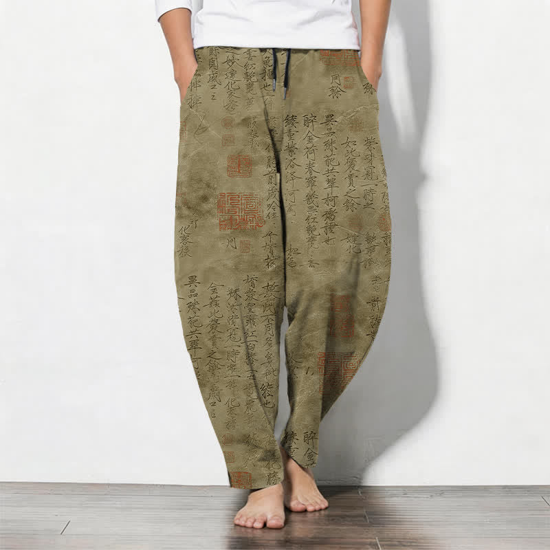 Buddha Stones Pantaloni da uomo affusolati in puro cotone con coulisse e tasche, motivo a sigillo con calligrafia vintage. - Verga d'oro scura - US/UK/AU50, EU60 (5XL) - image 0