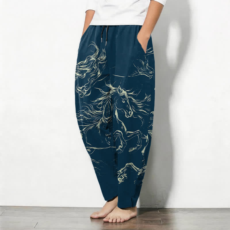 Buddha Stones Pantaloni da uomo affusolati con coulisse e tasche, in puro cotone, con motivo a cavalli al galoppo. - image 1