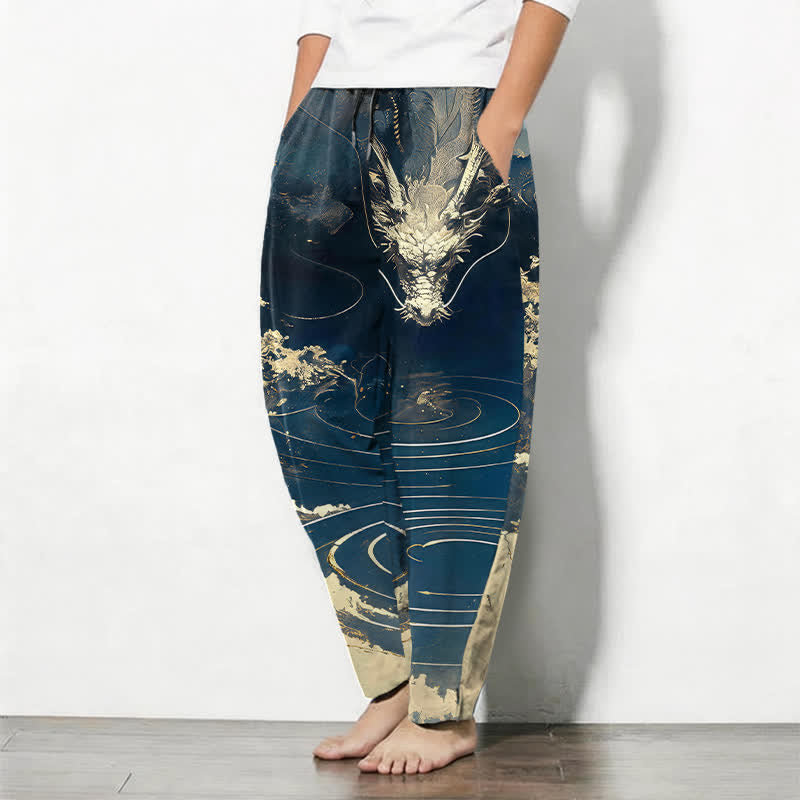 Buddha Stones Pantaloni da uomo affusolati in puro cotone con motivo a onde di drago dorato e coulisse, con tasche. - image 1