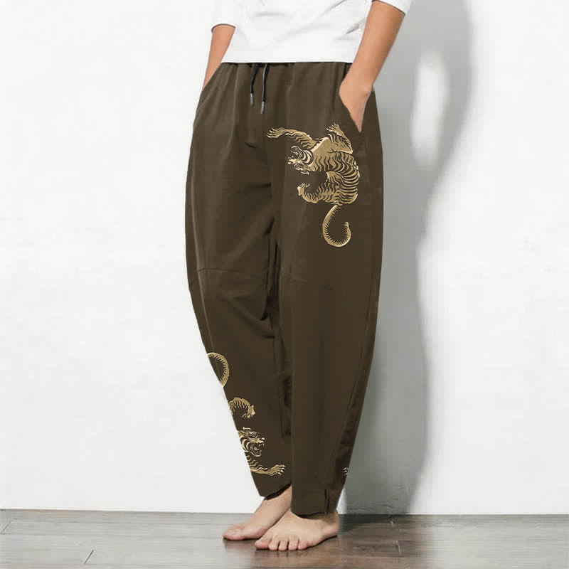 Buddha Stones Pantaloni da uomo affusolati in puro cotone con motivo tigre dorata e coulisse, con tasche. - image 1