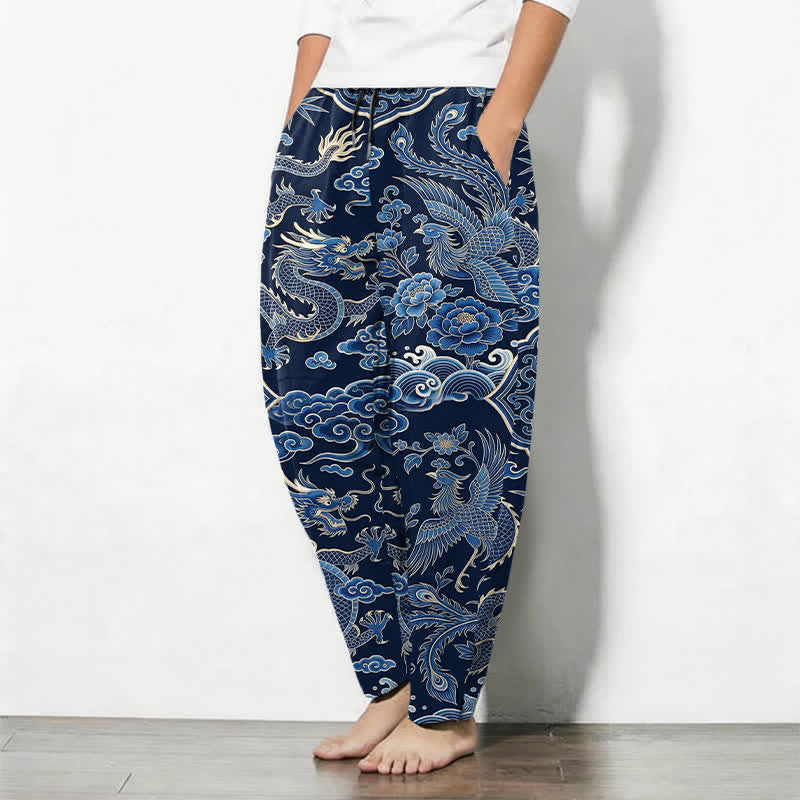 Buddha Stones Pantaloni da uomo affusolati con coulisse e tasche, in puro cotone, con motivo drago azzurro e nuvole. - image 1