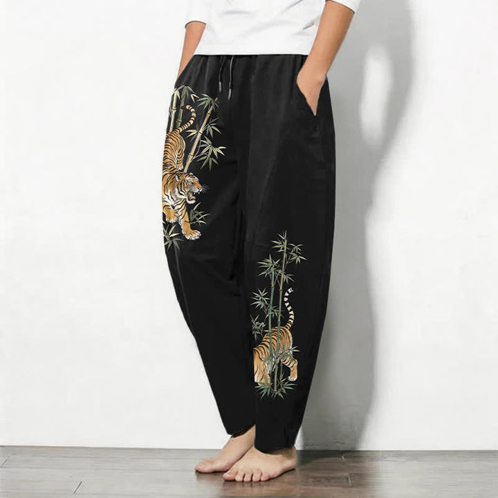 Buddha Stones Pantaloni da uomo affusolati in puro cotone con coulisse e motivo tigre e bambù, con tasche. - image 1