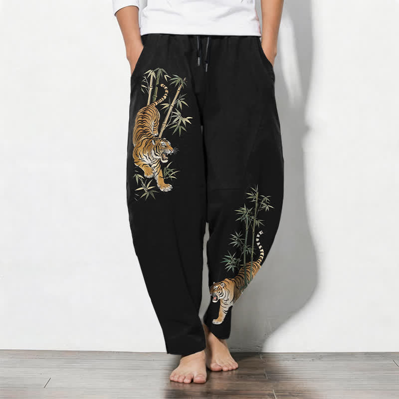 Buddha Stones Pantaloni da uomo affusolati in puro cotone con coulisse e motivo tigre e bambù, con tasche. - Nero - US/UK/AU50, EU60 (5XL) - image 0