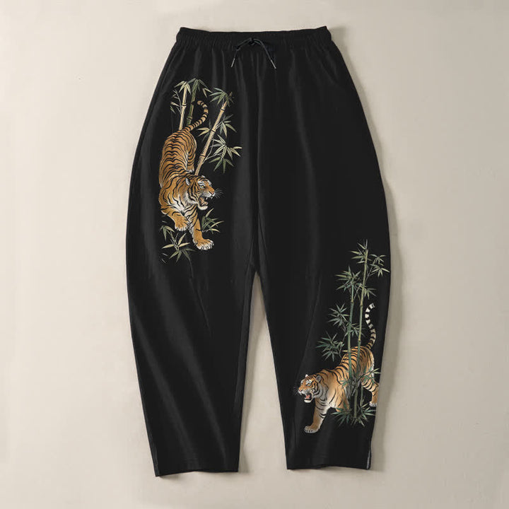 Buddha Stones Pantaloni da uomo affusolati in puro cotone con coulisse e motivo tigre e bambù, con tasche. - image 2