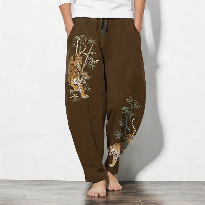 Buddha Stones Pantaloni da uomo affusolati in puro cotone con coulisse e motivo tigre e bambù, con tasche. - Marrone sella - US/UK/AU50, EU60 (5XL) - image 7